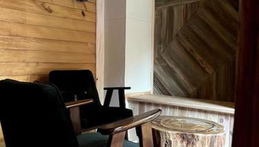 Drewniana chata nad stawem - Foto 3