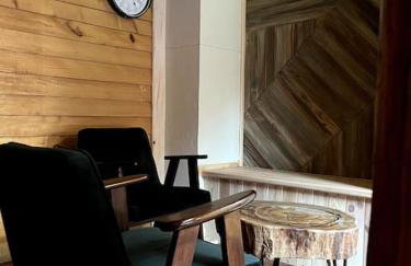 Drewniana chata nad stawem - Foto 3