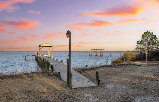 Blackwater Bay Hideaway by Avantstay Waterfront, Pool, Dock, Hot Tub - Photo 40