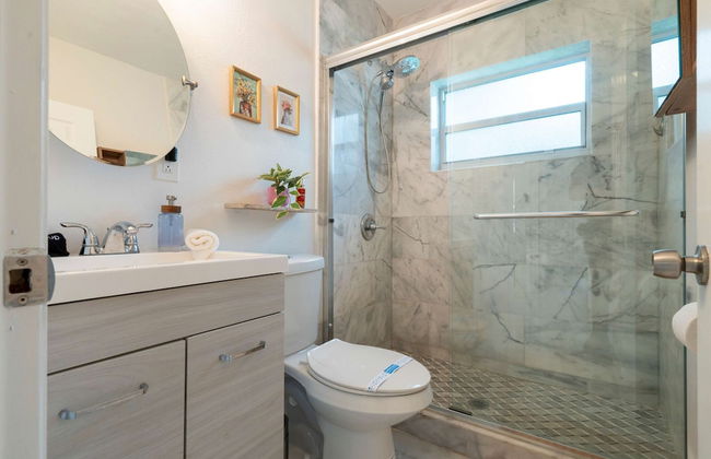 Arthaus- Fully Stocked Kitchen and Fenced Yard - Foto 22