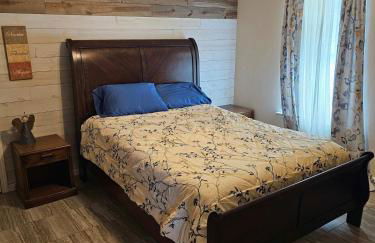 Huge 3k SQ FT Waterfront Home - Photo 20