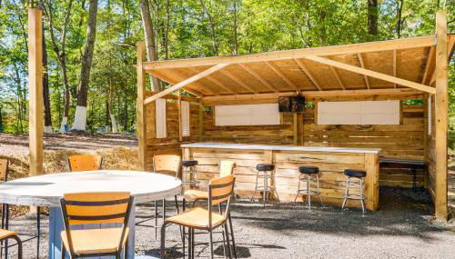 Walk to MIR Wooded Group Escape with Deck and Bar! - Foto 2