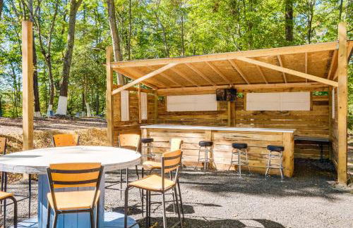 Walk to MIR Wooded Group Escape with Deck and Bar! - Foto 2