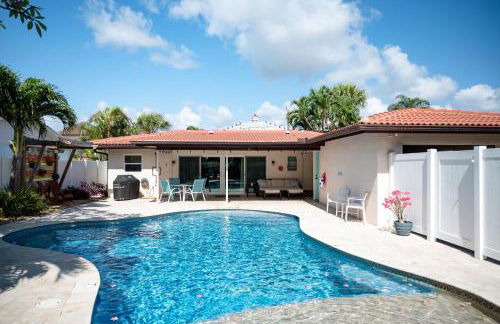 Charming Beach House w/Private Pool Paradise~WALK TO BEACH - Foto 18