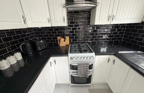 Spacious Modern 3 Bed Home Near Batley Train Station with Free Parking - Foto 17