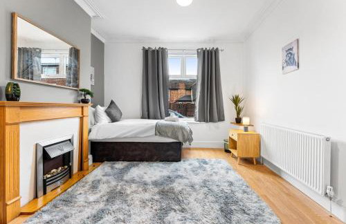 Comfortable 4 Bed Home - Free Parking & Fast WiFi - Foto 36