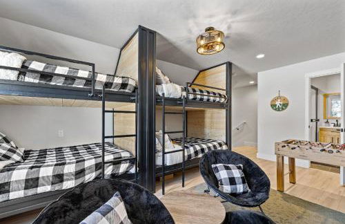 New Mountain Bluebird - walk to lake, golf, and town - game rm - family friendly - sleeps 14 - Photo 24