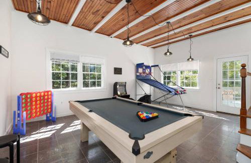 Exclusive Lux Home Near Town • Game Rm • Gym • 4BR - Photo 4