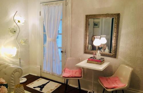 4BR 3 BA HUGE, Balcony, Cemetery, Streetcar sleeps 8! - Photo 52