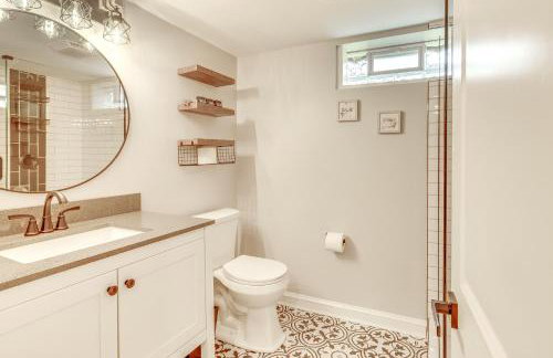 Screened Patio and Fire Pit Modern Westerville Home - Foto 22