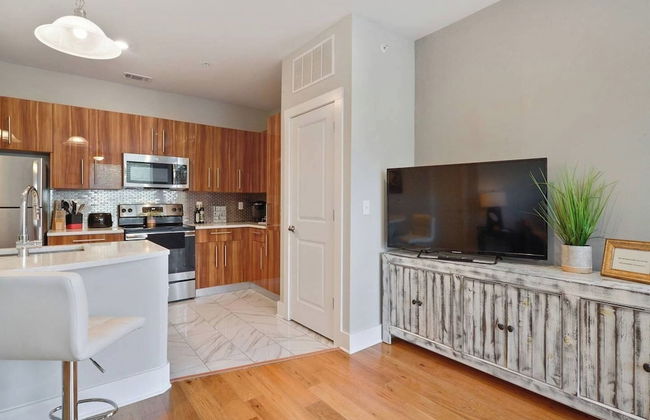 Luxurious Downtown Condo - Photo 11