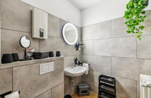 NASA Homes I Moderne Suite I Zentral I 3 Zimmer I 3 Balkone I neu renoviert I Smart TV I Hotelbetten - Foto 10