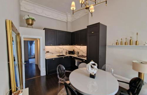 Stunning Hyde Park Home with Private Balcony & Lift Elevator Access - Foto 11