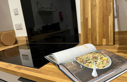 Briants, for Families & Contractors - Free Parking - Photo 39