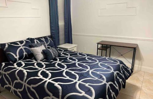 Master Bedroom w Pvt Bath in shared home - Foto 6