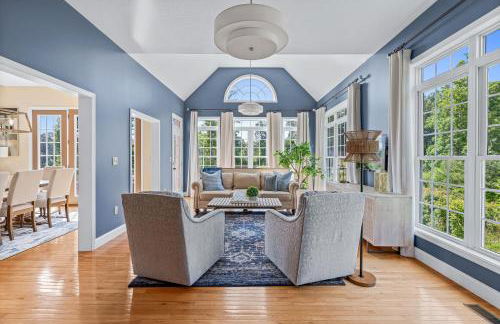 Stunning Modern Retreat! Year-Round Swim Spa | Hot Tub | Movie Room | Firepit - Foto 10