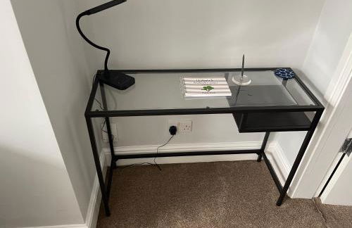 Contractors Business Families Relocation Accommodation enjoy Fast WiFi Large Screen Smart TV and SKY Sports in this Spotless Ground Floor apartment - Foto 10