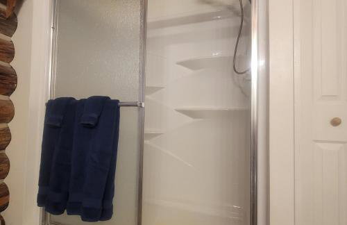 Charming Country Cabin- Cozy, Scenic View, HOT TUB, near CMAC - Foto 16