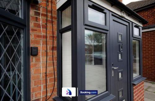 Spacious 3 BDR By Avalora Short Lets & Serviced Accommodation Queensway With Big Garden, Near Train Station, Airport & Large Driveway - Photo 30