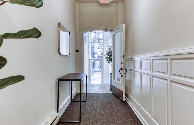 Sosuite Window Wall 1BR Apt w W D Desk - Photo 22