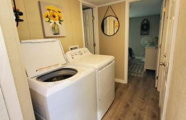 Cheerful Cozy Cottage 2 bedroom 1bath - Photo 11