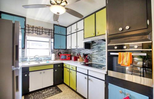 Retro-Inspired Stay BBQ Patio Close to Downtown - Foto 3