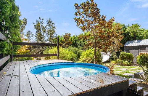 Gorgeous Eccentric Family Home with Cowboy Pool - Foto 9