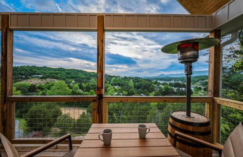 TN Whiskey Cabin- Lake and Mtn Views- Covered Deck- Game Room- Pool Table- Pets - Foto 33