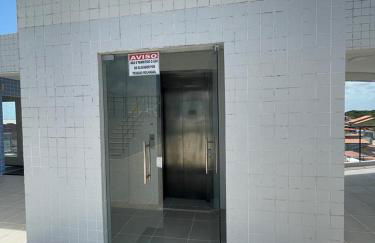 No Atalaia, Fort Poseidon rua do Atalho a 700 metros da praia do Atalaia, apartamento novo decorado, varanda, sala de estar e jantar, 02 suítes, 03 banheiros, lavanderia, cozinha, piscina, churrasqueira, salão de jogos, vista parcial das dunas e mar - Photo 72