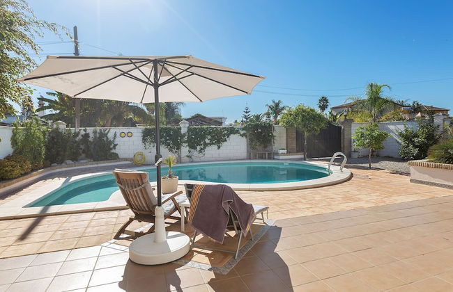 Detached Villa With a Large Private Swimming Pool - Foto 24