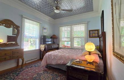 1920s Phoenicia Bungalow with Vintage Furnishings, Sauna, Fireplace, & Fenced Backyard - Foto 15