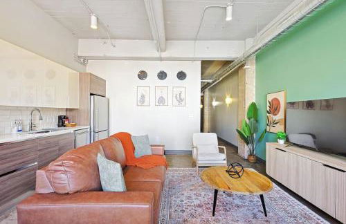 Luxury 1 Bed Downtown Views, POOL GYM Theater Room - Foto 11