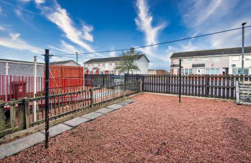 Balloch House -Spacious 3 bed house with on street parking - Photo 26