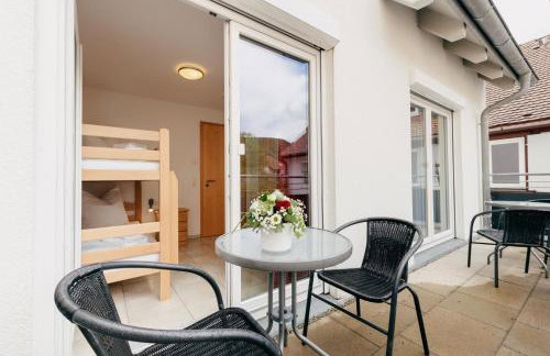 7SCHWABEN - 7 vollausgestattete Wohnungen unter einem Dach mitten in Bad Urach - Küche - Bad - WLAN - Waschmaschine - kostenloses Parken - E-Bike-Garage mit Ladestation - Altstadt, Bus, Bahn, E-Ladestation unter 5 Min - barrierefrei - rollstuhlgerecht - Foto 25