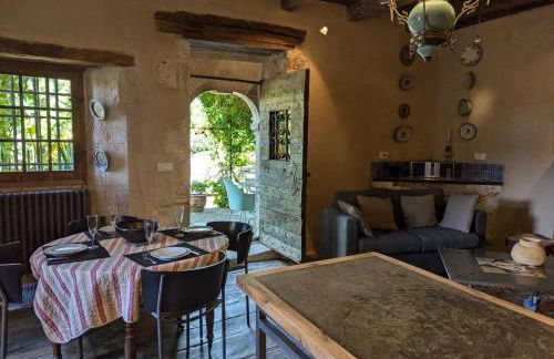 Prieuré du XVème restauré, jardin clos de 2000 m², piscine, cheminée, WiFi fibre, proche église - FR-1-653-219 - Foto 28