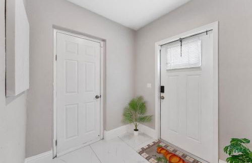 Modern 3 BR Villa Near Beach & FLL - Photo 18