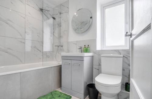 Business & Family Friendly 6 Bed Stay with Garden - Free Parking - Fast Wi-Fi and workspace - London & Essex Links - Photo 3