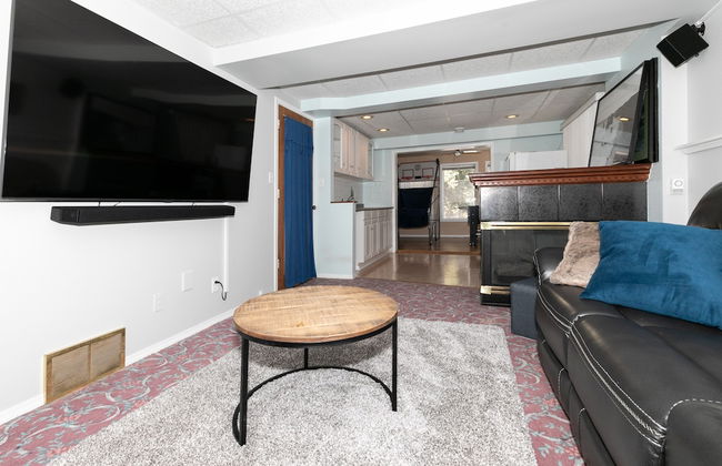 Dream 4-Br 4-Ba Chalet | Private Hot Tub | 2 min to Jasper National Park Gates - Photo 16