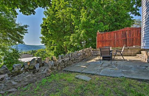 Updated Home with Patio Half Mile to West Point - Foto 24