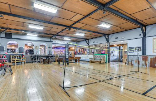 Massive Hatfield Loon Lodge with Roller Rink - Foto 32