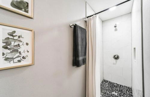 Comfy 5BR Holiday Home with Hot Tub, 10min from NGR Stadium - Foto 14