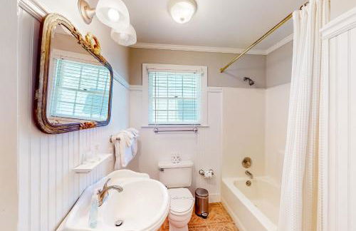 Classic coastal home with game room & private hot tub - walk to beaches - Foto 29