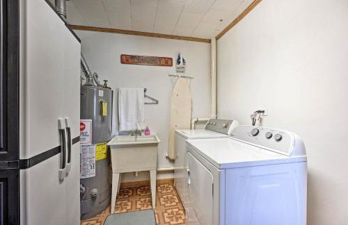 3 Mi to Lake Michigan Access Sawyer Home with Patio - Foto 18