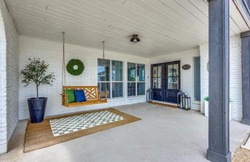 Stunning Lake House with a Pool and Hot Tub - Photo 18