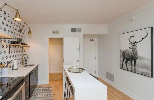 Two Condos on Music Row that Sleeps 14 with POOL and Parking - Foto 53