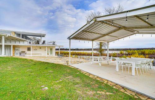 Luxury Lakefront Retreat with Dock in Runaway Bay - Foto 32