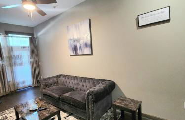 Stylish 1BR Uptown Apartment - Photo 17