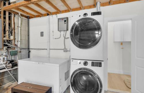 NEW LISTING! Reel Joy Waterfront Luxe with Pool and Private Dock home - Foto 61