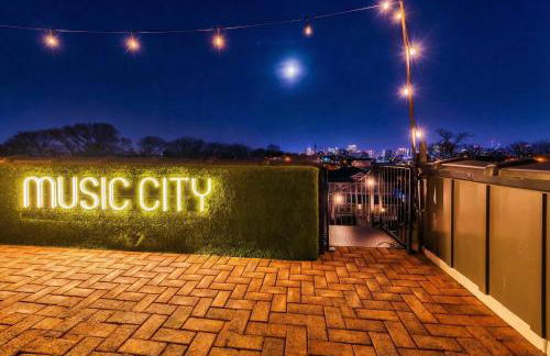 Skyline Views with Double Rooftop Deck & Game Room - Foto 33