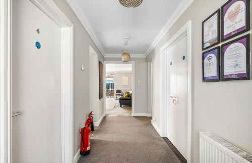 Stylish 5-Bedroom House, Accommodates 10, Fast Wi-Fi & Private Garden - Foto 28